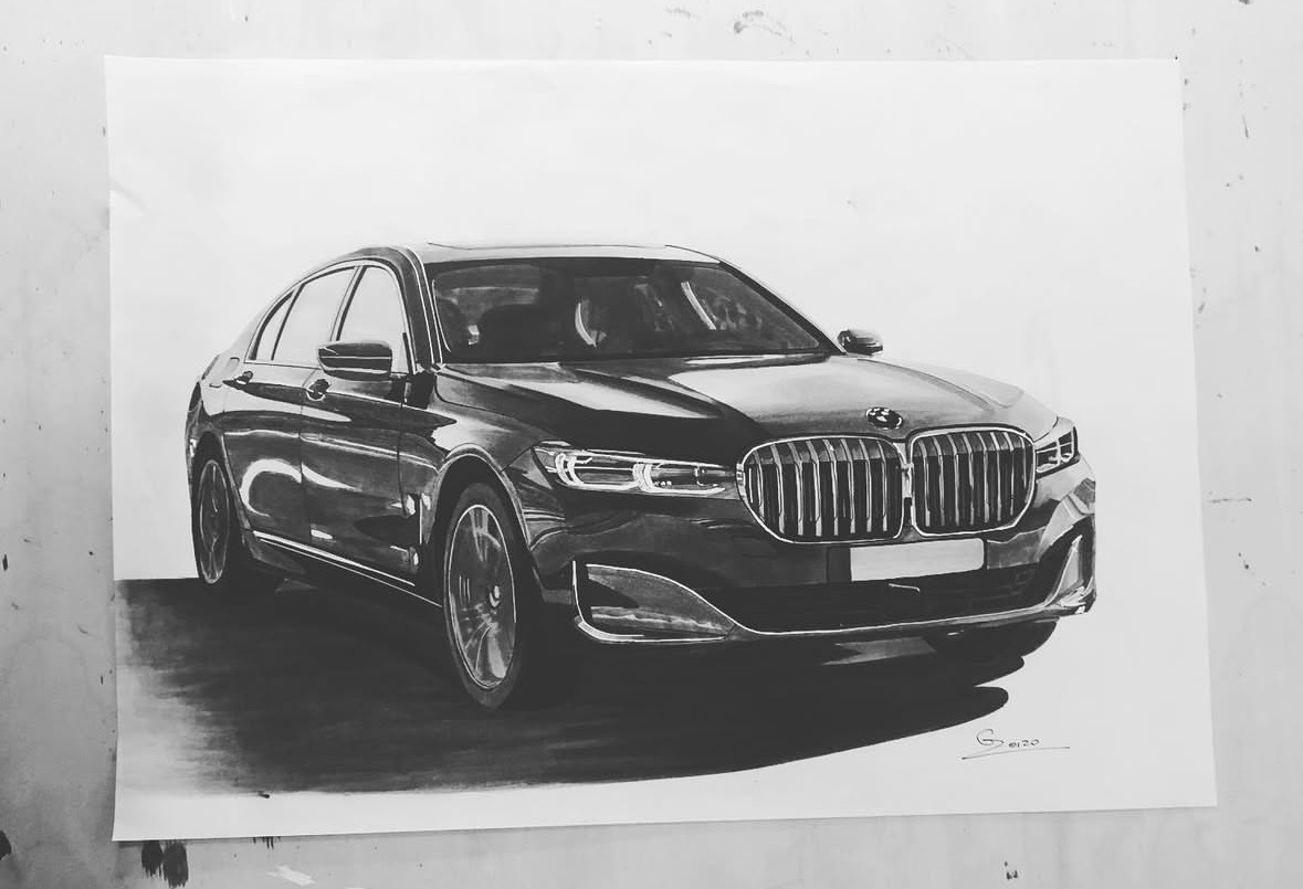 Ręcznie rysowany, czarno-biały szkic samochodu BMW serii 7 na białym papierze. Widoczny cień i sygnatura autora w prawym dolnym rogu. Realistyczne odwzorowanie detali.