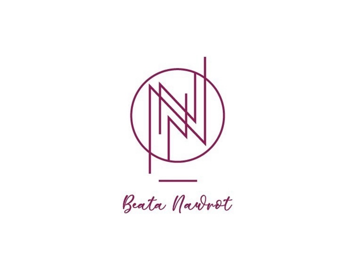 Minimalistyczne logo w kolorze burgundowym: abstrakcyjna litera 'N' w okręgu, podkreślona linia i odręczny napis 'Beata Nawrot' na białym tle.