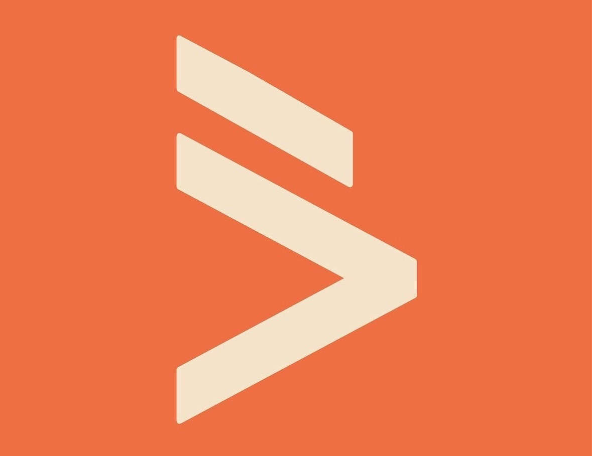 Abstrakcyjne logo w odcieniach beżu i pomarańczy, składające się z dwóch poziomych kresek i litery V, tworzących minimalistyczny, nowoczesny znak graficzny.