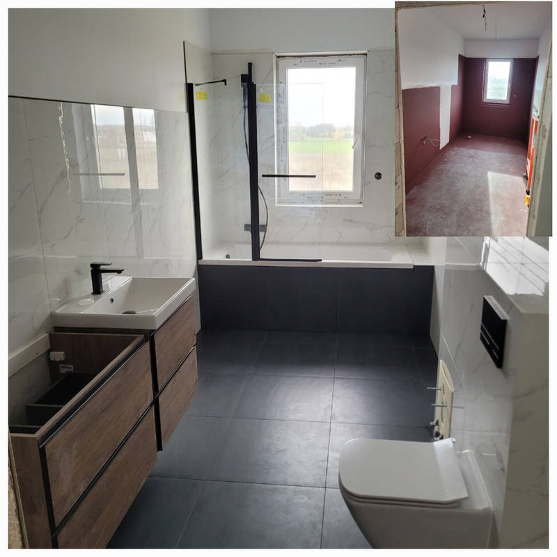 Nowoczesna łazienka z wanną, kabiną prysznicową i umywalką z szafką w odcieniach bieli, szarości i drewna. Widoczny fragment łazienki przed remontem w prawym górnym rogu.