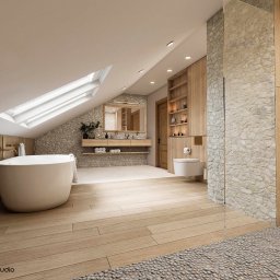 Paula Sch - Stylowa łazienka na poddaszu z kamienną ścianą, drewnianą podłogą i wolnostojącą wanną. Okno dachowe doświetla wnętrze. Widoczne drewniane szafki i toaleta.