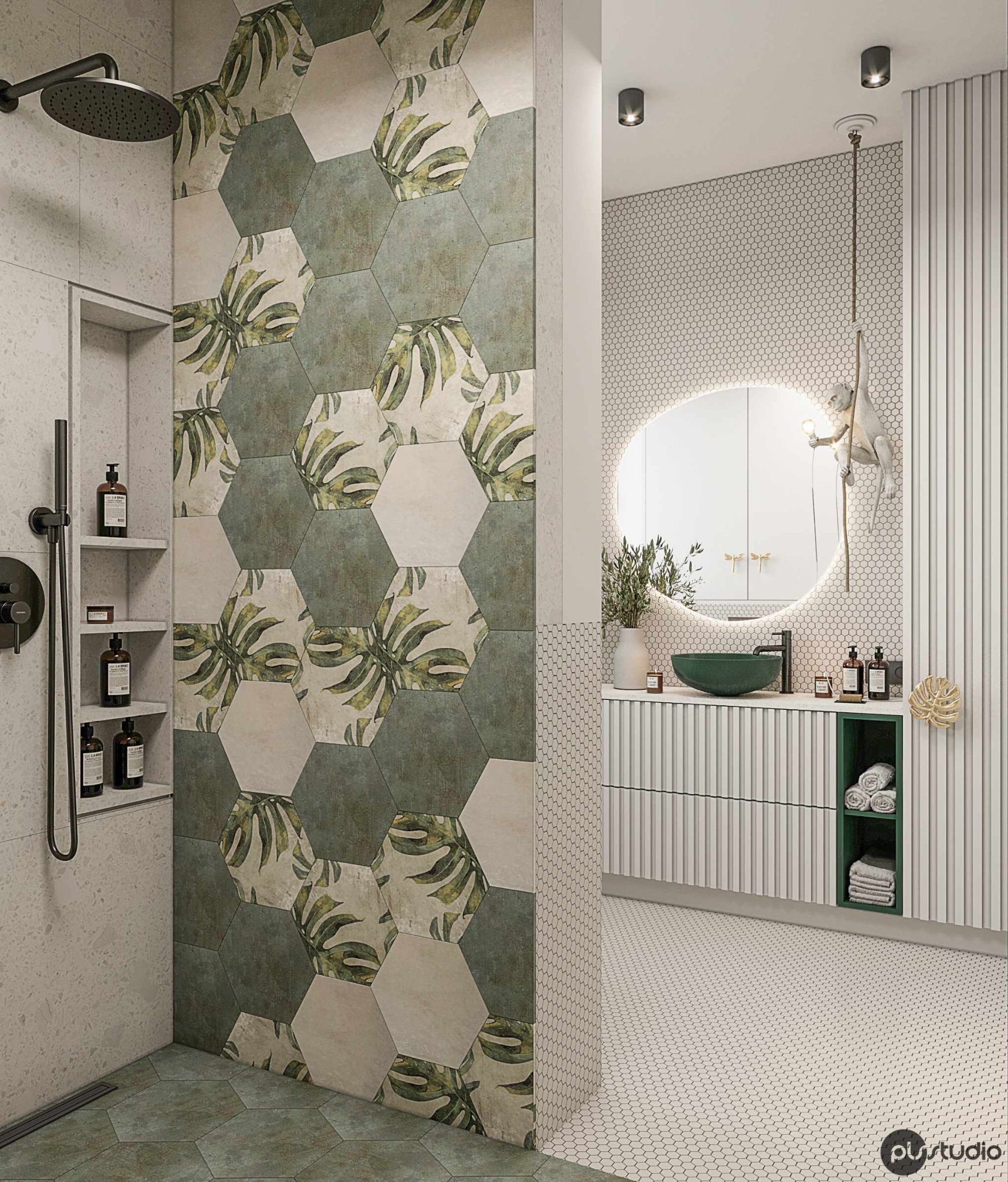 Nowoczesna łazienka z heksagonalnymi płytkami w odcieniach zieleni i beżu, deszczownicą i okrągłym lustrem z podświetleniem. Uwagę przykuwa dekoracja w kształcie małpki.