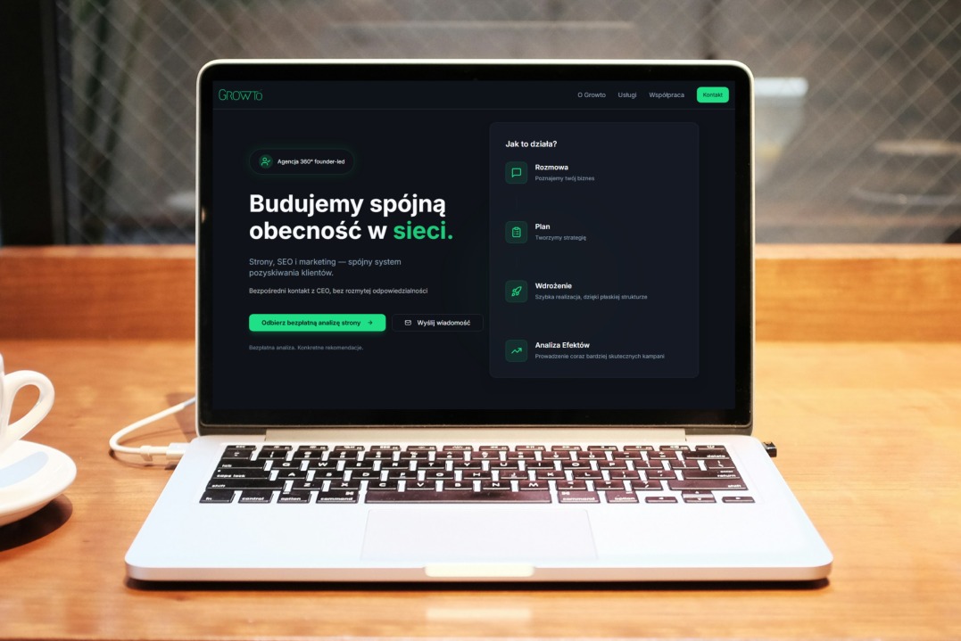 Laptop z otwartą stroną agencji Growto na drewnianym biurku. Widoczny kubek z kawą. Strona oferuje spójną obecność w sieci, analizę efektów i bezpłatną analizę strony.