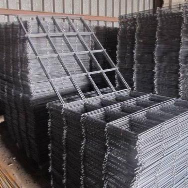 Siatki z drutu zgrzewanego ułożone w stosy, widoczne regularne oczka i metaliczna powierzchnia, szary odcień, magazynowe tło.