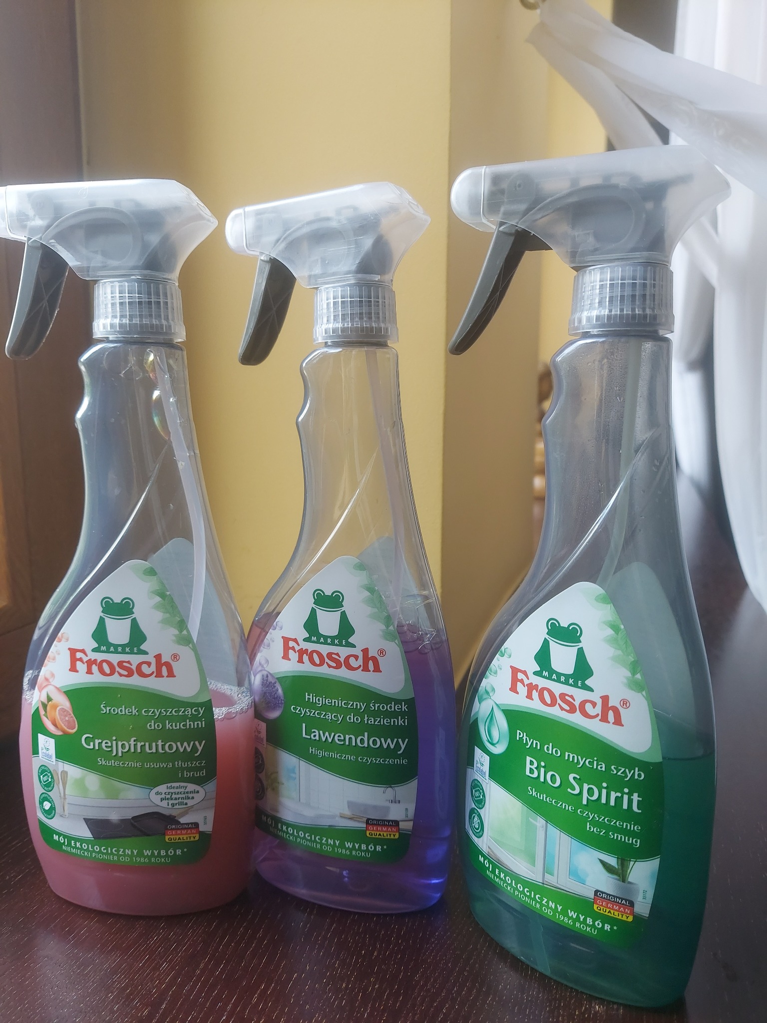 Trzy butelki środków czyszczących Frosch: grejpfrutowy do kuchni, lawendowy do łazienki i Bio Spirit do szyb. Ekologiczne środki czystości w plastikowych opakowaniach.