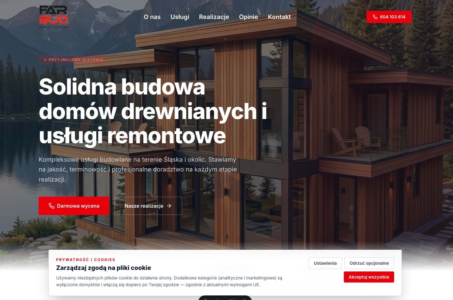 Strona internetowa firmy budowlanej z drewnianym domem w tle. Widoczne menu, logo i hasło: Solidna budowa domów drewnianych i usługi remontowe. Darmowa wycena.
