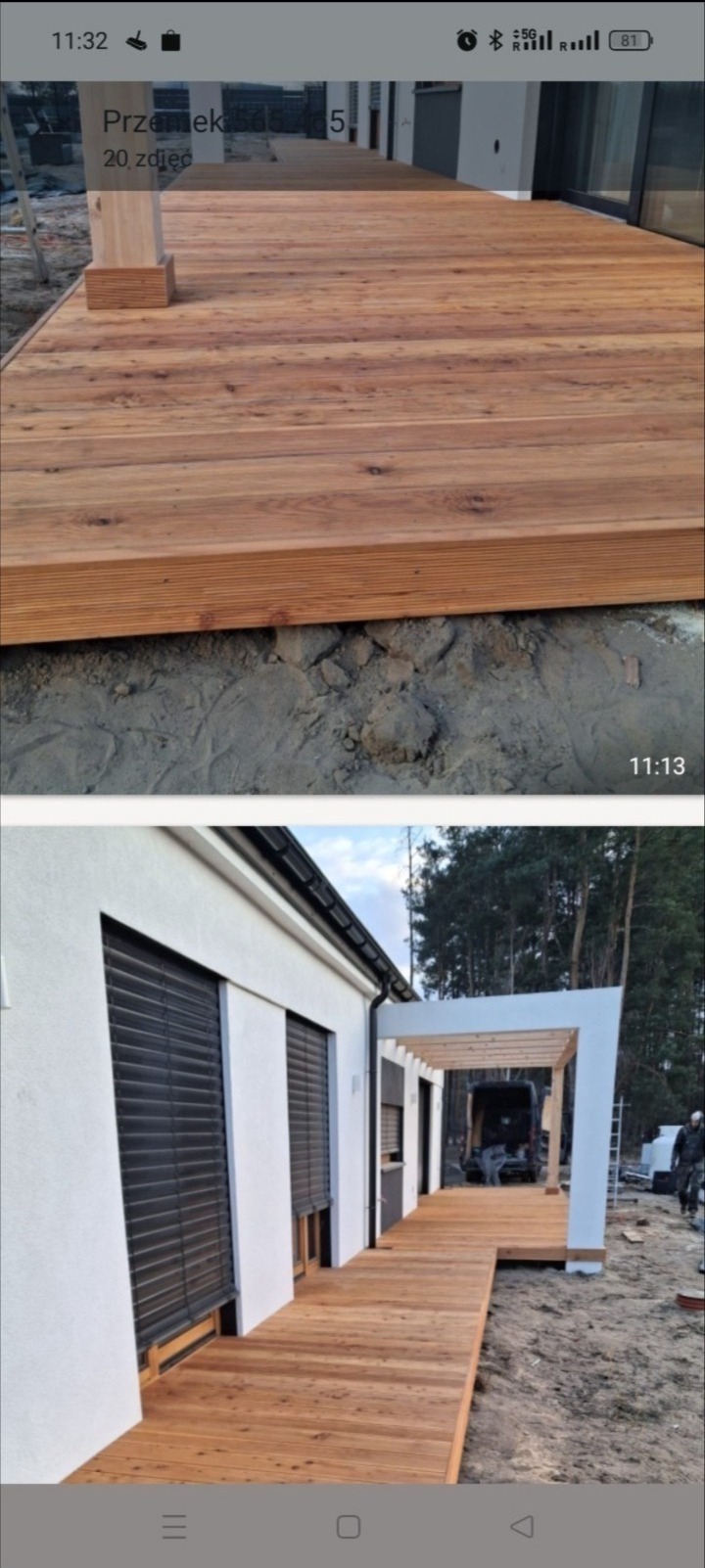 Jasny taras z desek z drewna egzotycznego, zadaszony białą, nowoczesną pergolą. Widok z bliska na strukturę drewna i połączenie z budynkiem.