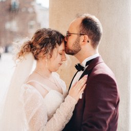 Chrzciny, komunie, śluby, plenery, portrety, wydarzenia, sesje biznesowe i korporacyjne.