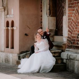 Chrzciny, komunie, śluby, plenery, portrety, wydarzenia, sesje biznesowe i korporacyjne.