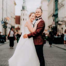 Chrzciny, komunie, śluby, plenery, portrety, wydarzenia, sesje biznesowe i korporacyjne.