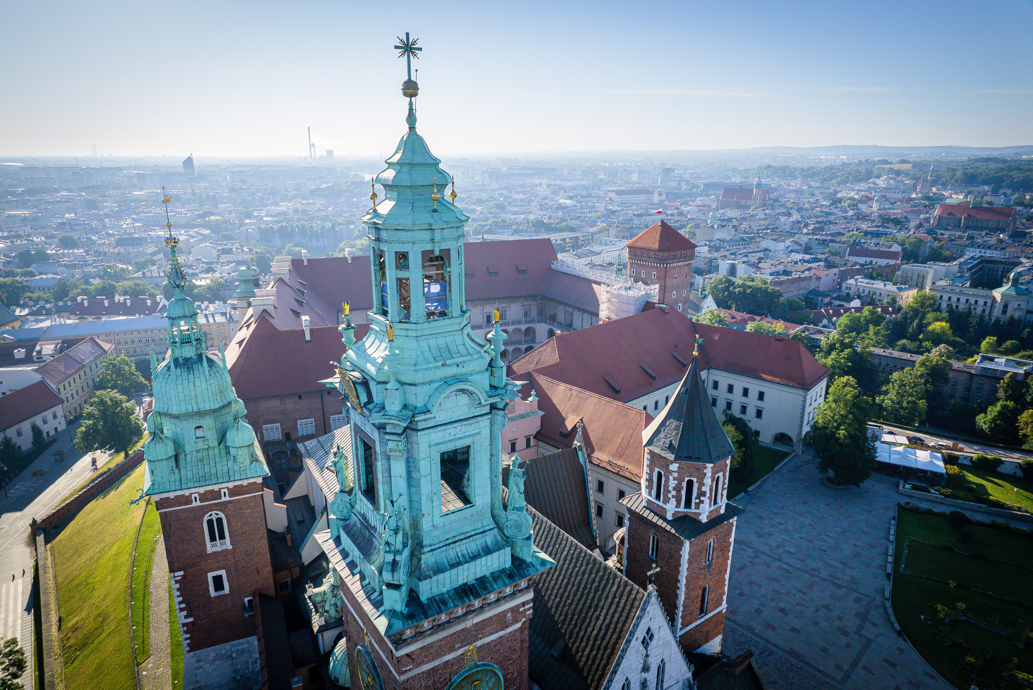Ujęcia z drona przyrody, architektury, krajobrazu, nieruchomości po skończonych remontach czy inwestycjach.