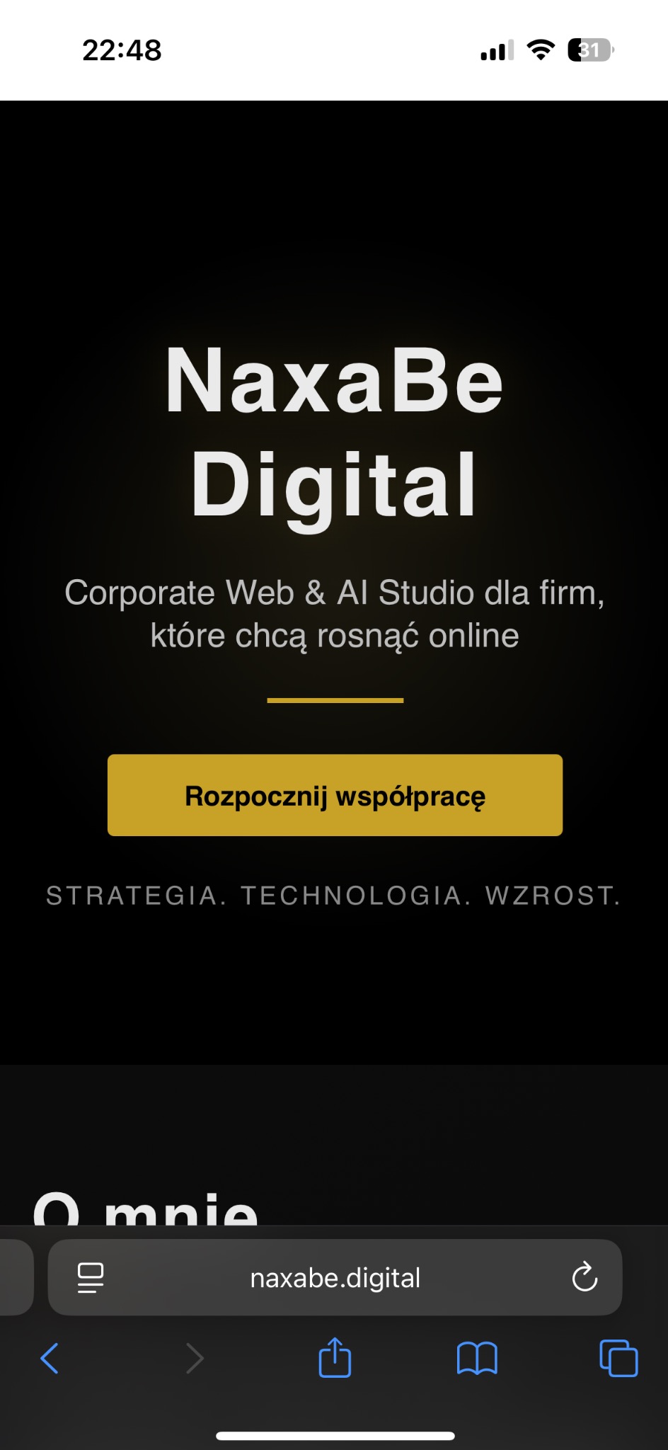Ekran smartfona z otwartą stroną NaxaBe Digital, prezentującą ofertę korporacyjnego studia web & AI. Widoczny przycisk 'Rozpocznij współpracę' i adres strony w przeglądarce.
