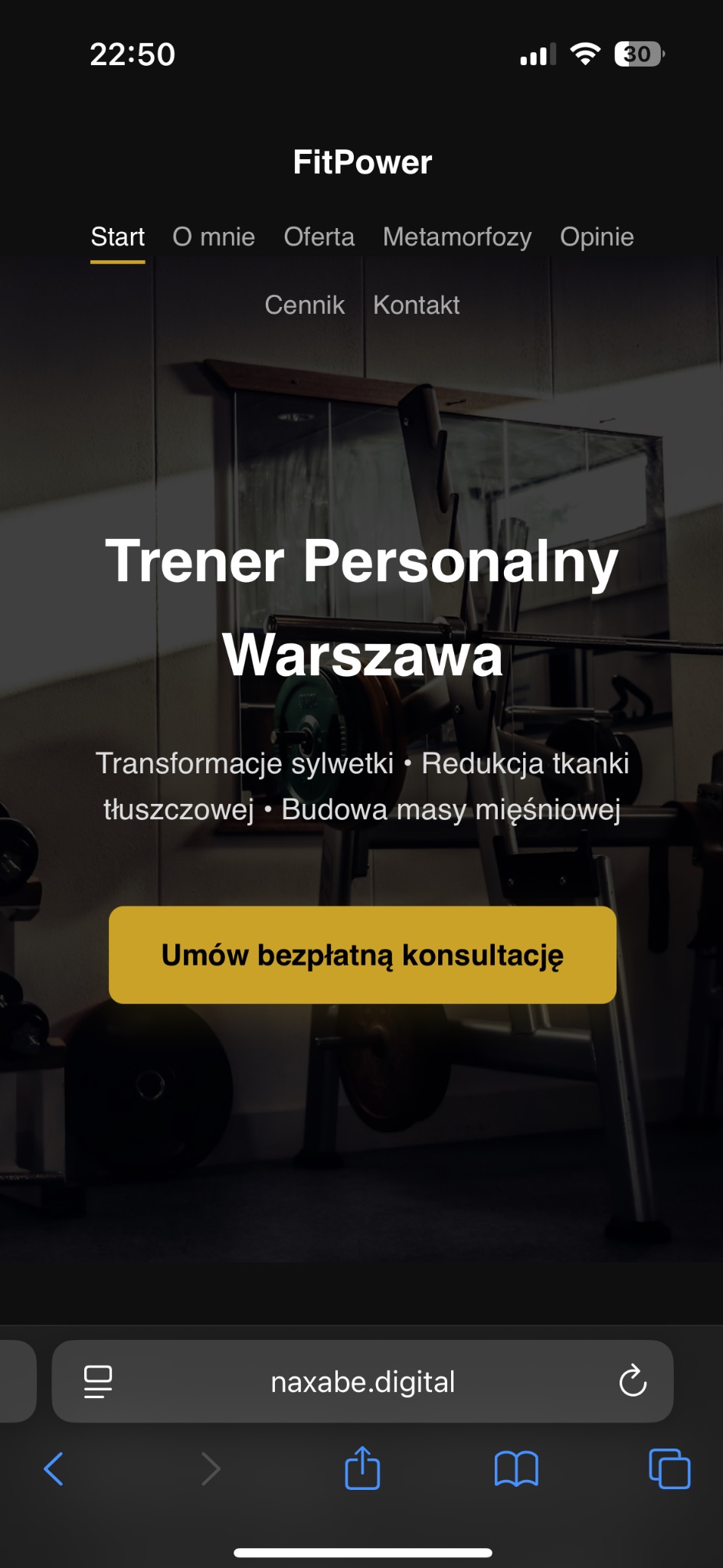 Strona internetowa trenera personalnego 'FitPower' na ekranie smartfona. Ciemne tło z tekstem: 'Trener Personalny Warszawa', 'Umów bezpłatną konsultację'.