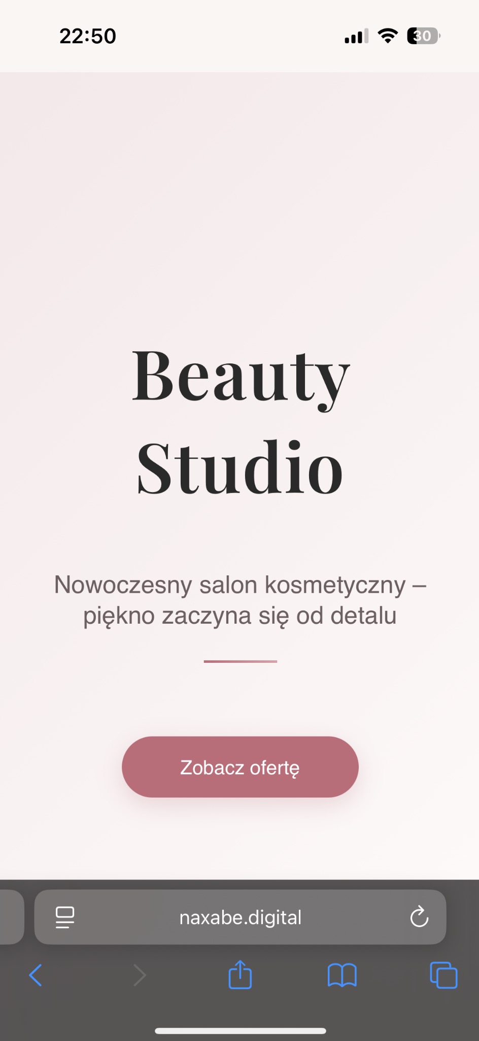 Ekran smartfona prezentujący minimalistyczną stronę internetową Beauty Studio z hasłem i przyciskiem 'Zobacz ofertę', adres strony widoczny w pasku przeglądarki.