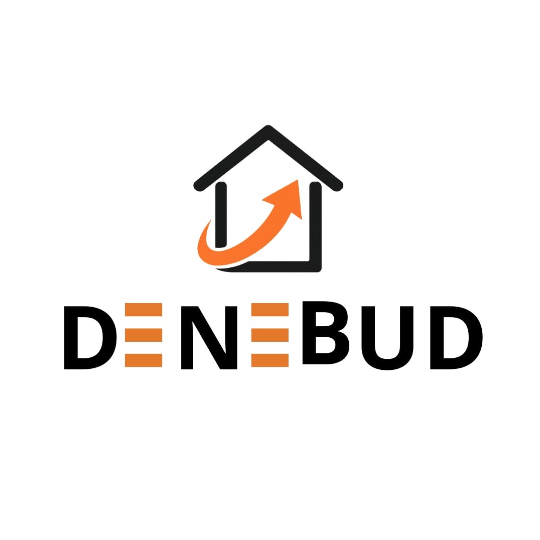 Logo firmy budowlanej DENEBUD: czarny obrys domu z pomarańczową strzałką w górę, nazwa firmy z pomarańczowymi akcentami. Minimalistyczny design na białym tle.