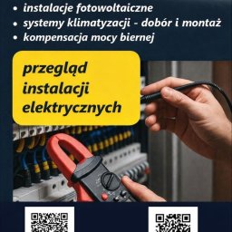 VOLTOM Tomasz Kondej - Przegląd instalacji elektrycznych: Miernik cęgowy w dłoni, tablica rozdzielcza w tle. Reklama firmy VOLTOM z klimatyzatorem Gree i kodami QR.