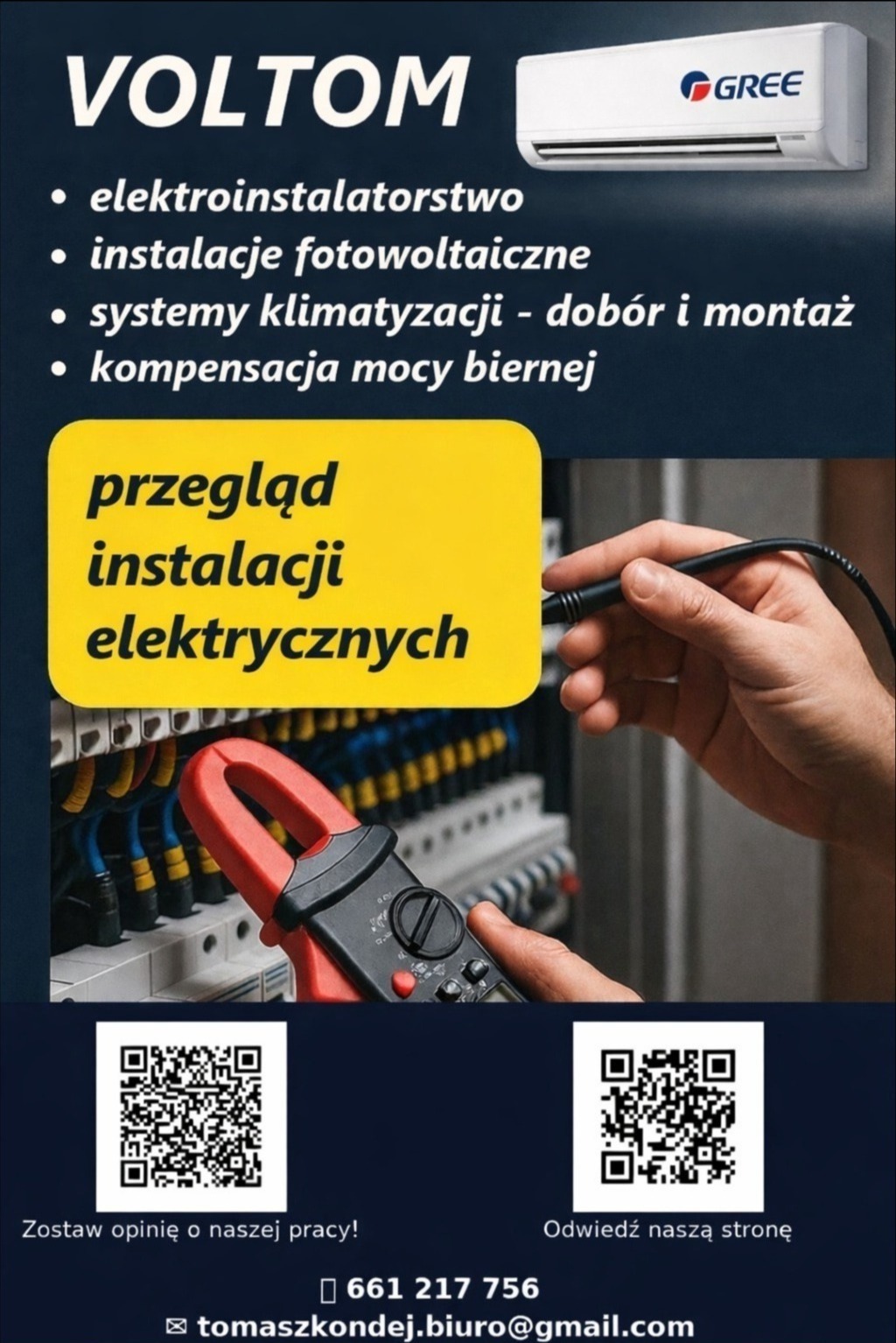 Przegląd instalacji elektrycznych: Miernik cęgowy w dłoni, tablica rozdzielcza w tle. Reklama firmy VOLTOM z klimatyzatorem Gree i kodami QR.
