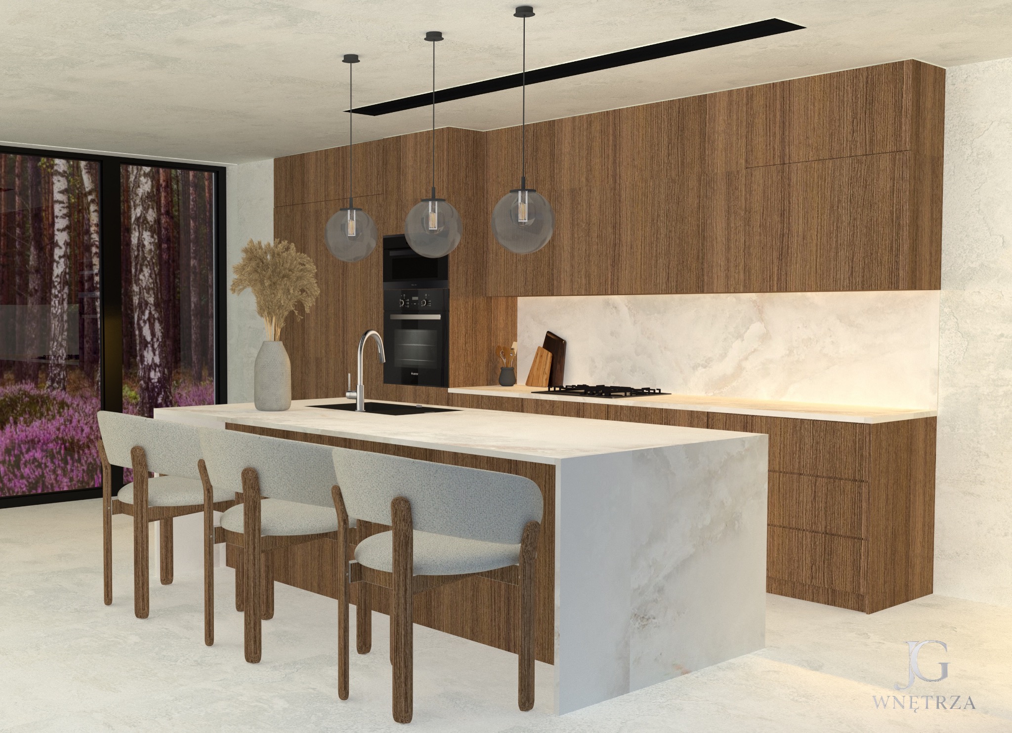 Nowoczesna kuchnia z wyspą i drewnianymi szafkami. Nad wyspą wiszą trzy szklane lampy. Za oknem widok na las z fioletowymi kwiatami.