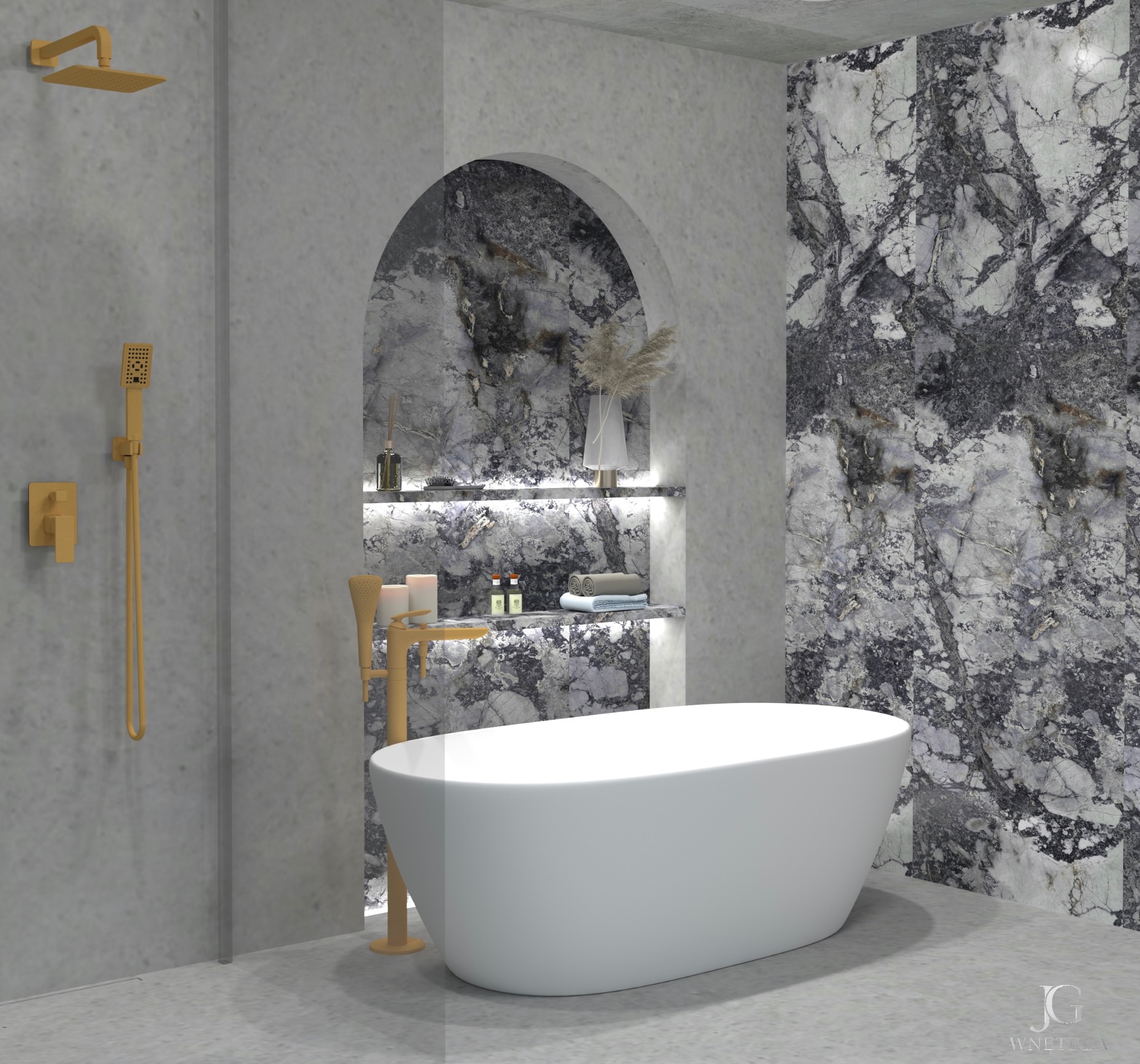 Nowoczesna łazienka z wolnostojącą wanną na tle ściany z szarego marmuru. Złota armatura, oświetlone półki z dekoracjami. Minimalistyczny design.