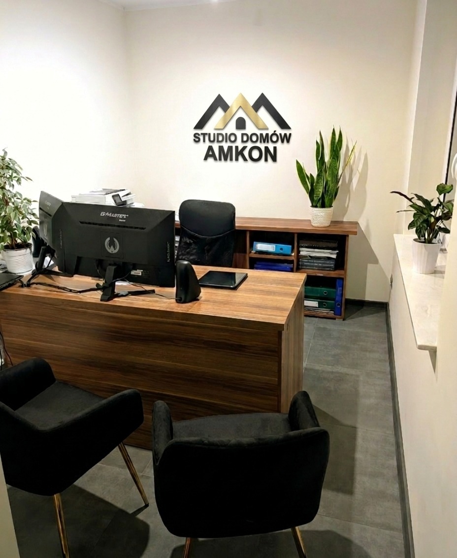 Biuro projektowe Studio Domów AMKON: nowoczesne wnętrze z drewnianym biurkiem, czarnymi krzesłami i logo firmy na ścianie. Rośliny doniczkowe dodają świeżości.