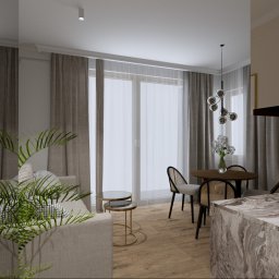 Jasne wnętrze z drewnianą podłogą, okrągłym stołem i krzesłami z rattanu. W tle okna z zasłonami i sofa z rośliną doniczkową. Nowoczesny design z marmurowym blatem.