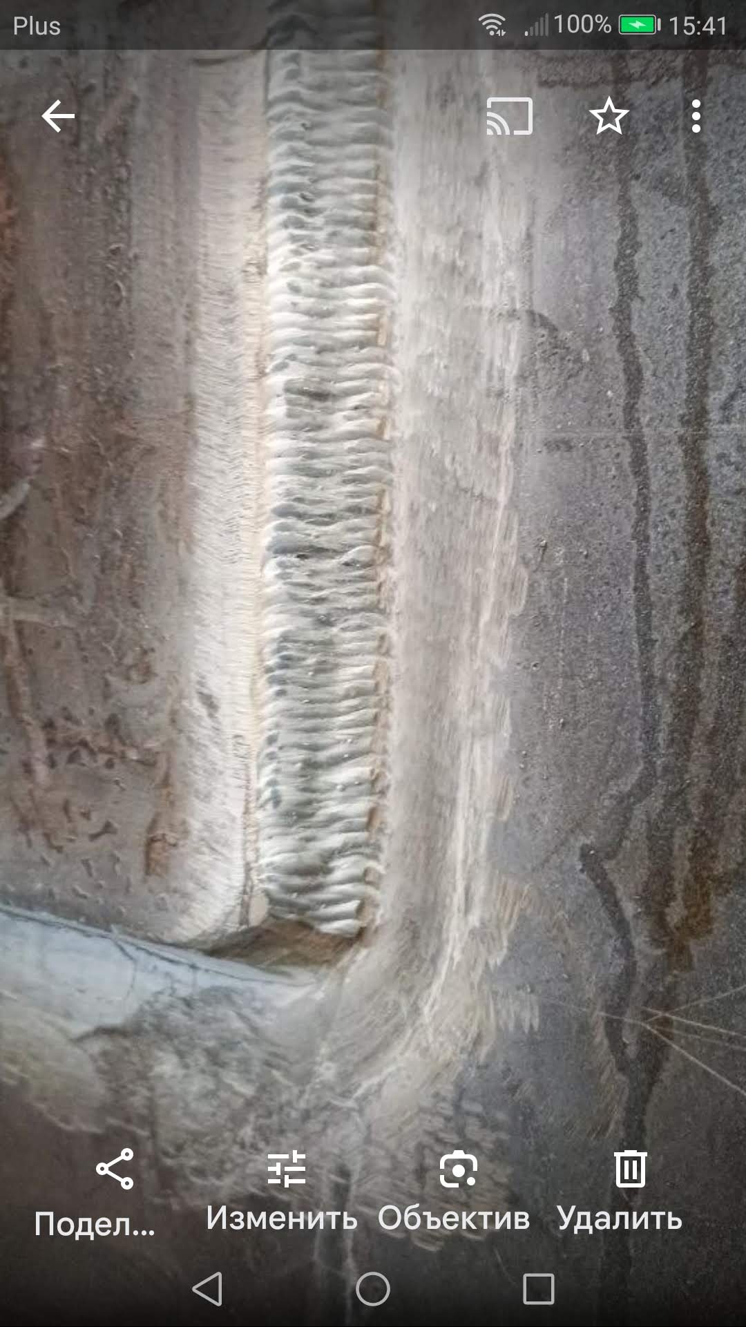 Szczegółowe ujęcie spoiny łączącej elementy konstrukcyjne, ukazujące precyzję i jakość wykonania. Widoczne ślady po spawaniu.