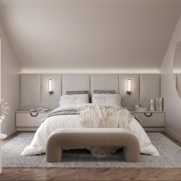 NOEMA Dorota Szafrańska - Jasna sypialnia na poddaszu z łóżkiem, tapicerowanym wezgłowiem i asymetrycznym lustrem. Minimalistyczny design, drewniana podłoga, subtelne oświetlenie.