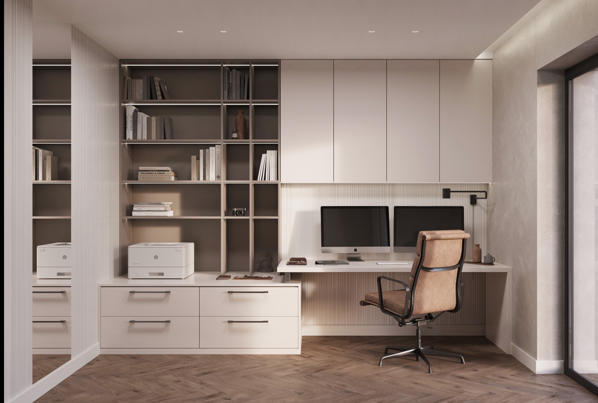 Nowoczesne biuro domowe z regałem, szafkami i biurkiem. Dwa monitory, fotel biurowy i parkiet w jodełkę. Stonowana kolorystyka, minimalistyczny design.