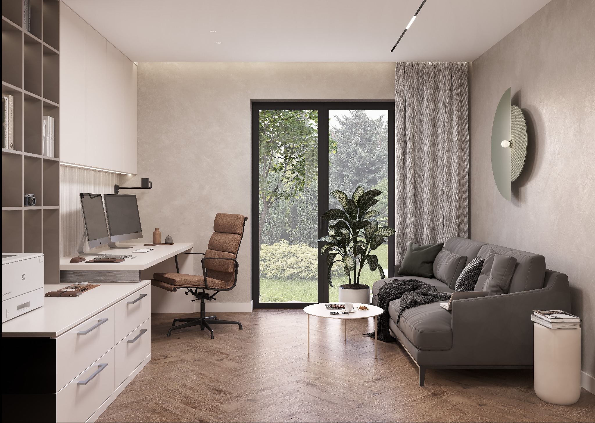 Nowoczesny pokój biurowy z biurkiem, krzesłem, sofą i dużym oknem z widokiem na ogród. Minimalistyczny design, stonowana kolorystyka, drewniana podłoga w jodełkę.