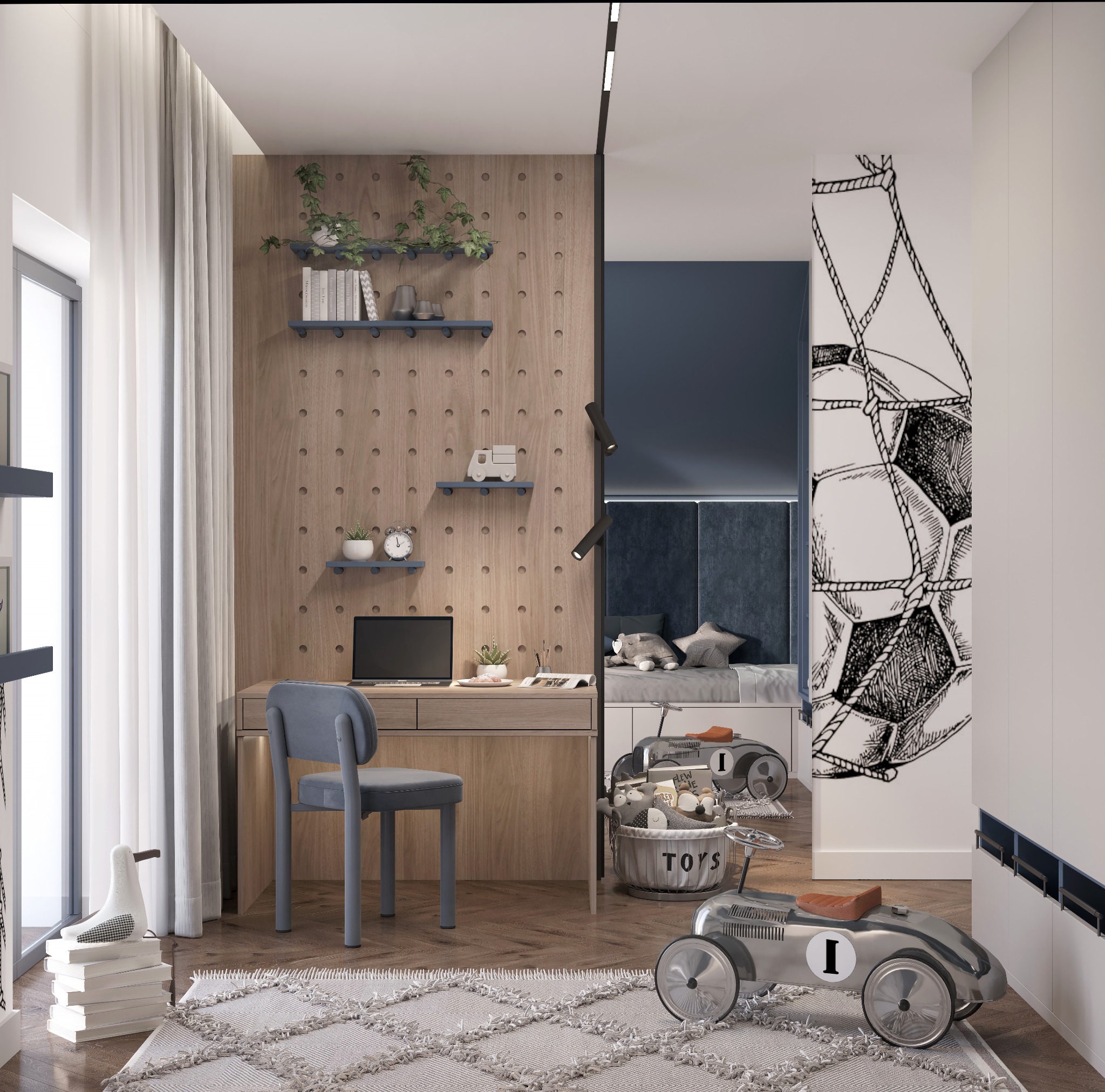Pokój dziecięcy z biurkiem, łóżkiem wnękowym i dekoracjami: drewniana ściana z półkami, zabawki (metalowe autko, kosz z pluszakami), rysunek piłki nożnej.