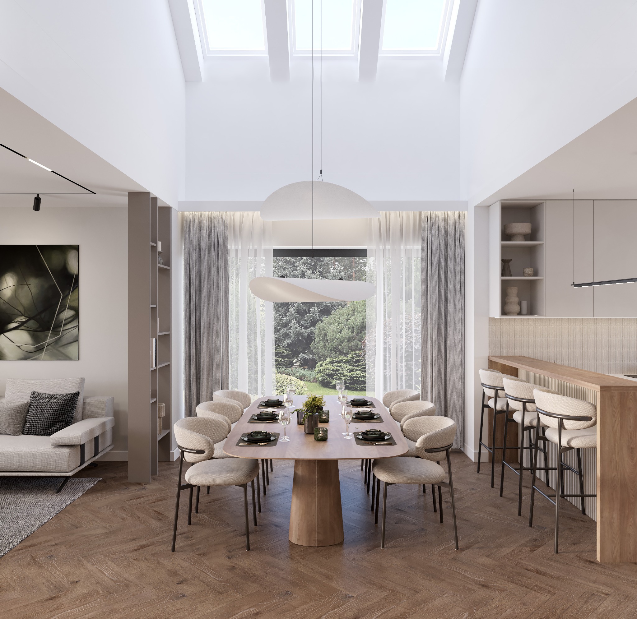 Jasne wnętrze jadalni z dużym oknem na ogród. Stół z nakryciem, krzesła z beżową tapicerką, drewniana podłoga w jodełkę. Nad stołem designerska lampa.