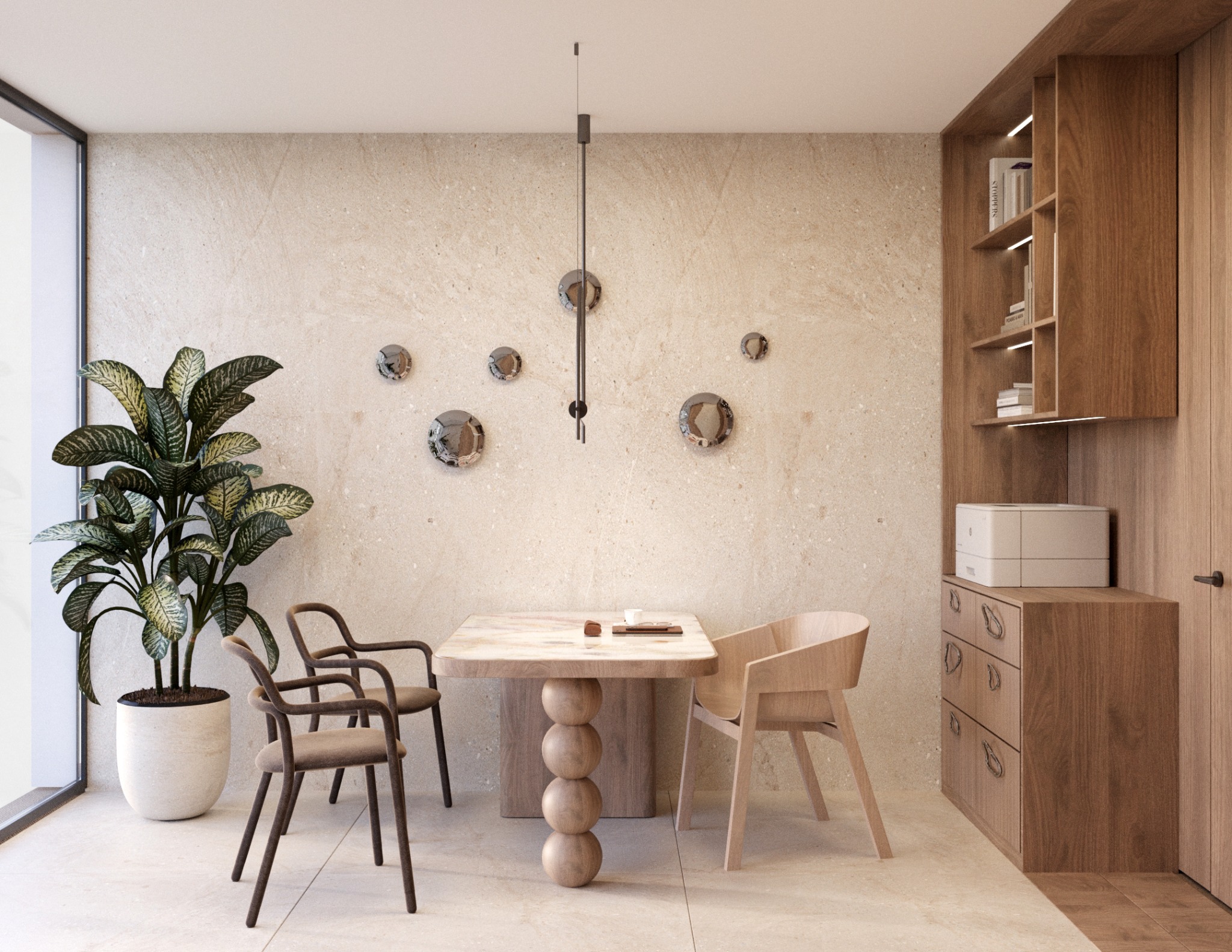 Jasne wnętrze jadalni z drewnianymi meblami: stół na okrągłej nodze, krzesła, szafka z półkami. Na ścianie dekoracyjne, okrągłe lustra i lampa.