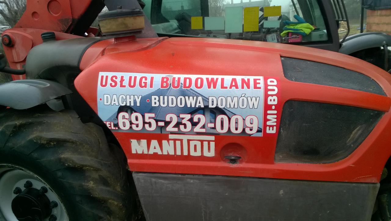 Czerwony ciągnik z naklejką reklamującą usługi budowlane, dachy i budowę domów, z numerem telefonu i logo firmy Manitou.