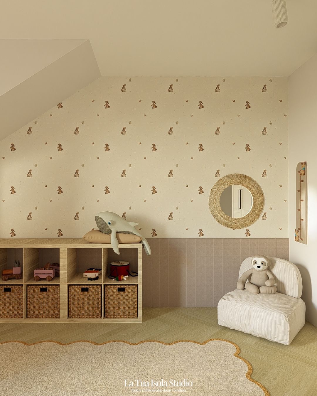 Uroczy pokój dziecięcy z tapetą w króliczki, drewnianym regałem z koszami, pluszowym wielorybem i leniwcem na fotelu. Okrągłe lustro i dywan w kształcie chmurki.