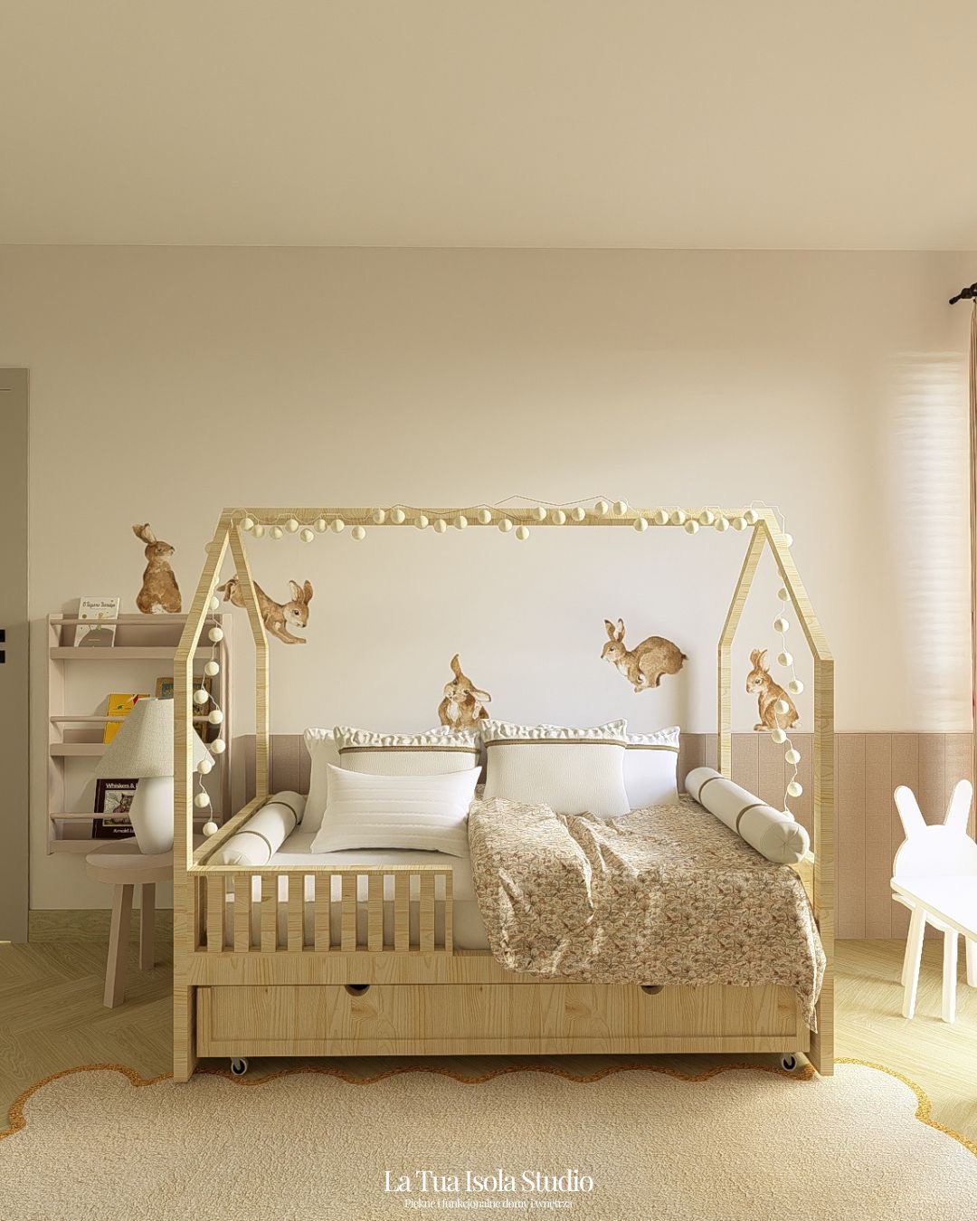 Pokój dziecięcy z łóżkiem w kształcie domku, ozdobiony króliczymi motywami i girlandą świetlną. Jasne, naturalne kolory i przytulna atmosfera.