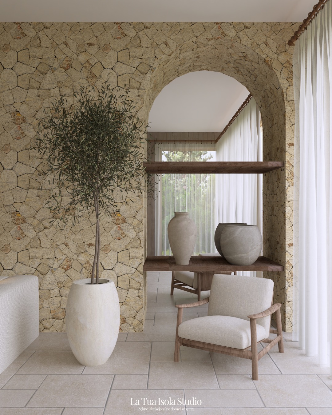 Stylowe wnętrze z kamienną ścianą i łukiem, minimalistyczny fotel, roślina w donicy i dekoracyjne wazony na drewnianej półce. Naturalne światło i jasna kolorystyka.