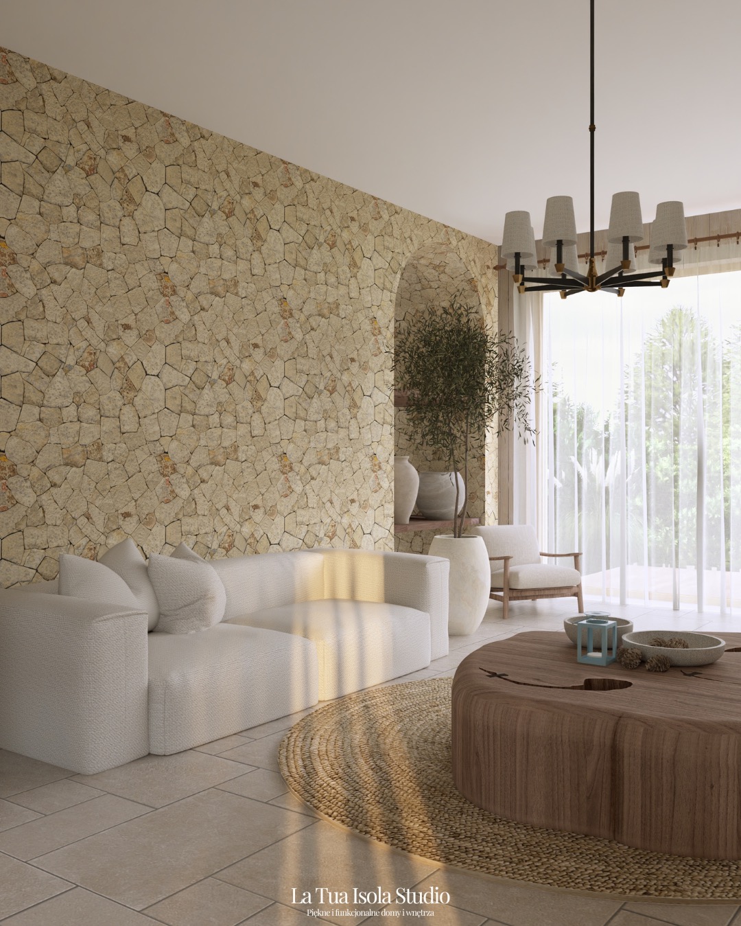 Jasne wnętrze z kamienną ścianą, białą sofą i okrągłym, drewnianym stolikiem kawowym. Naturalne światło wpada przez okno z delikatnymi zasłonami.