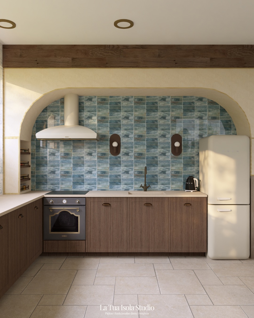 Kuchenne wnętrze w stylu retro: brązowe szafki, błękitne płytki w kształcie cegiełek, kremowa lodówka SMEG i piekarnik. Całość doświetlona ciepłym światłem.