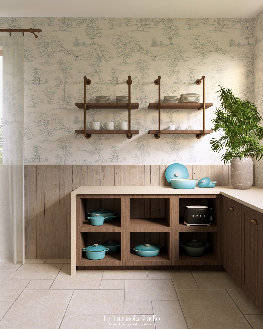 Stylowa kuchnia z drewnianymi szafkami, turkusowymi garnkami i wzorzystą tapetą. Na półkach naczynia i kubki. Roślina w doniczce dodaje naturalnego akcentu.