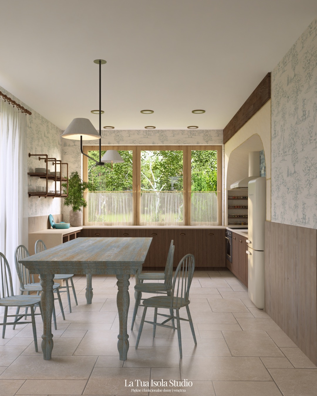 Jasna kuchnia z drewnianymi szafkami i stołem w stylu vintage. Duże okno z widokiem na zieleń. Tapeta w delikatny wzór. Lampa wisząca z dwoma kloszami.
