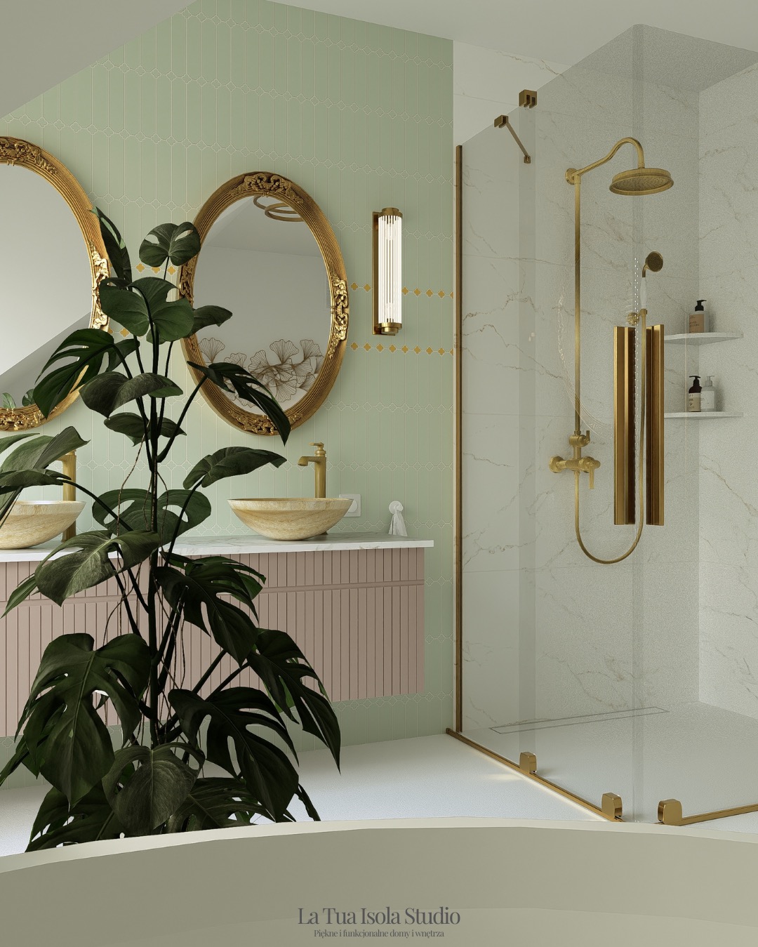 Elegancka łazienka z zielonymi płytkami, złotymi akcentami i rośliną monstera. Dwa okrągłe lustra nad umywalkami, kabina prysznicowa ze złotą armaturą.