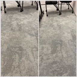 Re An Cleaning Andrii Zakitniuk - Zdjęcie dywanu biurowego przed i po czyszczeniu, z widoczną różnicą w odcieniu i usuniętych plamach. W tle fragmenty krzeseł na kółkach.
