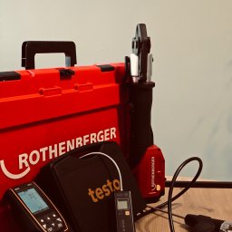 Nagas Sebastian Sagan - Profesjonalny zestaw narzędzi gazownika: analizator spalin Testo, zaciskarka Rothenberger, walizka narzędziowa. Sprzęt do montażu i regulacji kotłów gazowych.