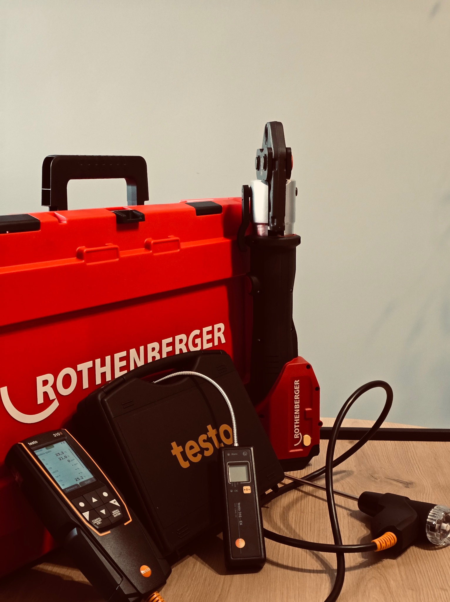 Profesjonalny zestaw narzędzi gazownika: analizator spalin Testo, zaciskarka Rothenberger, walizka narzędziowa. Sprzęt do montażu i regulacji kotłów gazowych.