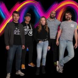 FotoBokeh - Zdjęcie grupowe pięciu osób na czarnym tle z kolorowymi neonowymi wzorami w Łodzi. Mężczyźni i kobieta w casualowych ubraniach, różne style i pozy.