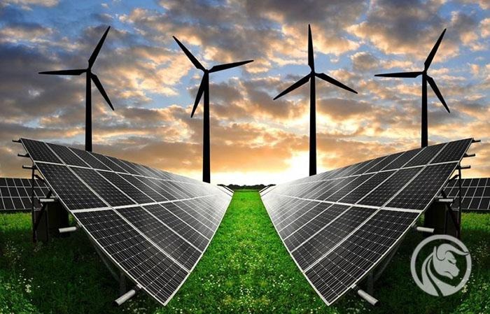 Symetryczny układ paneli słonecznych i turbin wiatrowych na tle zachodzącego słońca. Energia odnawialna, zielona energia, ekologiczne rozwiązania.