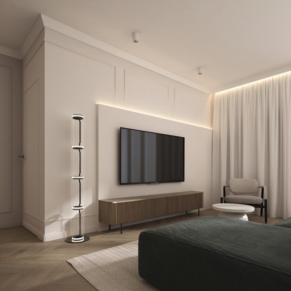Minimalistyczny salon z telewizorem na ścianie, podświetleniem LED i designerską lampą podłogową. Jasne ściany z dekoracyjnymi panelami i drewniana podłoga.