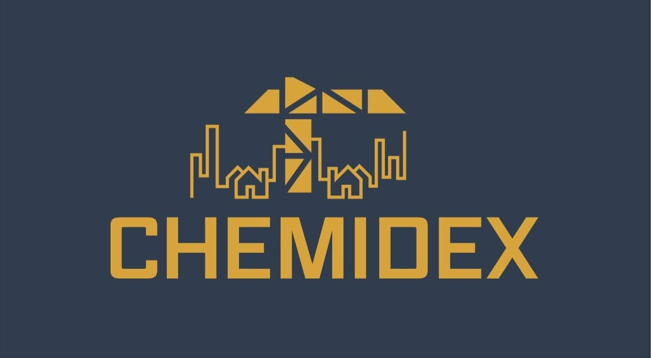 Złote logo firmy Chemidex na ciemnym tle. Symbolizuje budowę z dźwigiem i sylwetkami domów. Nowoczesny, minimalistyczny design.