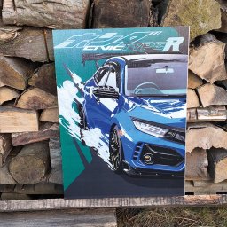 epomocdlaseciora - Grafika na płótnie przedstawia niebieski samochód Honda Civic Type R z efektem ruchu, umieszczona na tle stosu drewna i trawy. Wyraziste kolory i dynamiczna kompozycja.
