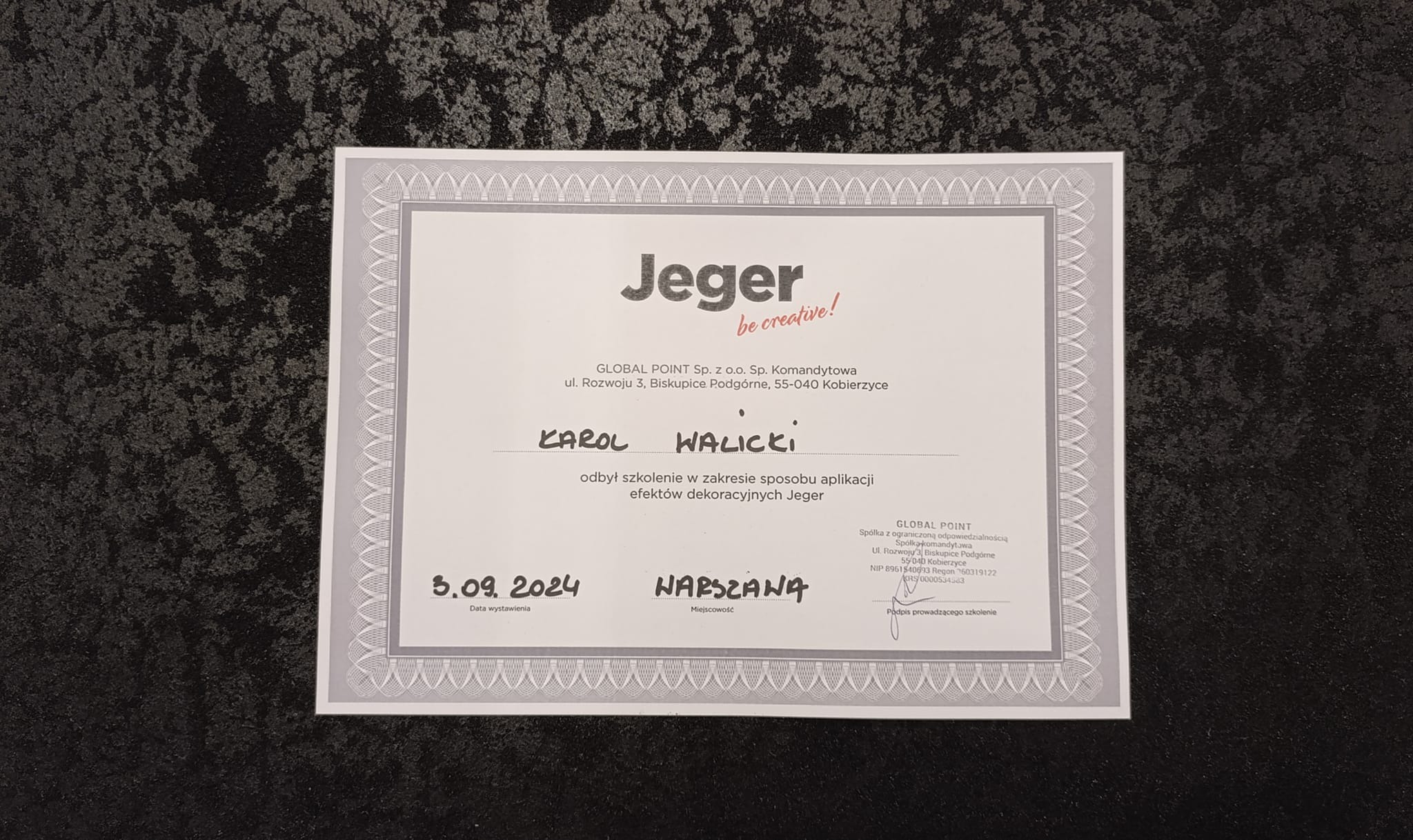 Certyfikat ukończenia szkolenia z zakresu aplikacji efektów dekoracyjnych Jeger, wystawiony 3.09.2024 w Warszawie dla Karola Walickiego przez Global Point.